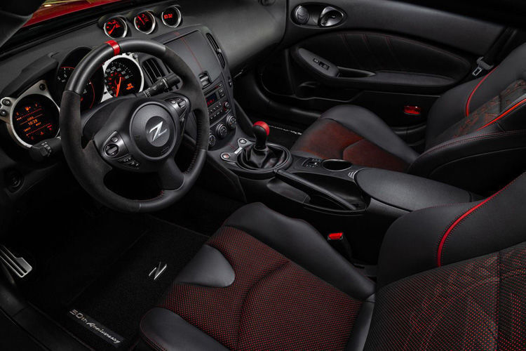 Schick: Die schwarze Innenausstattung mit rot akzentuierten Nähten, die mit dem Design der Leichtmetallräder harmoniert. (Nissan)
