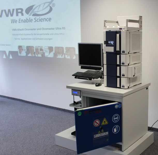 Die Referenten des HPLC Praxistages brachten zur praktischen Vorführung auch eigene Systeme mit (im Bild eine VWR-Hitachi-HPLC-Anlage Chromast mit integrierter Lösemittel-Ensorgung von Düperthal). (Bild: LABORPRAXIS)