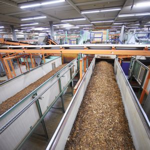 Verarbeitung der Tabaksorten in der Mischbox zu einem "Blend".