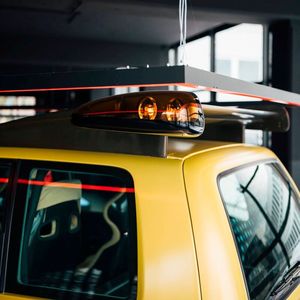 Die seitlich am Flügel angebrachten Blinklichter belegen: Der Espace F1 war zeitweise als Safety-Car für die Formel 1 vorgesehen.(Bild:  Renault)