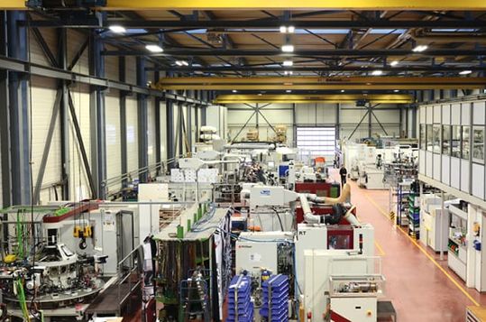 (Das Programm an Rundtaktmaschinen der Pfiffner-Gruppe deckt sämtliche Anforderungen an die Serienproduktion komplexer Metallteile ab. Das Bild zeigt die Pfiffner-Produktionshalle am Standort Zimmern ob Rottweil im Schwarzwald.  Bild: Keba)