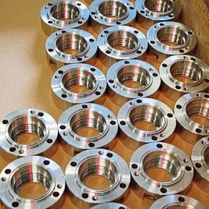 Mit dem SU-Bohrer von ZCC Cutting Tools Europe schafft Kraus jetzt 1400 Bohrungen statt wie bisher nur 1000 mit einem Werkzeug. Die gute Laufruhe des Bohrers bringt außerdem eine bessere Oberflächen­qualität.(Bild:  Königsreuther)