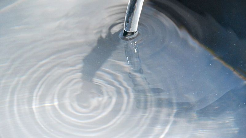 Eingetauchte Leistungselektronik: Die Immersionskühlung bricht thermische Barrieren auf, wo klassische Methoden versagen. Thomas Menrath präsentiert in Würzburg, warum die Zukunft hocheffizienter SiC-Umrichter im Tauchbad liegt. (Bild:  frei lizenziert / Symbolbild /  Pixabay)