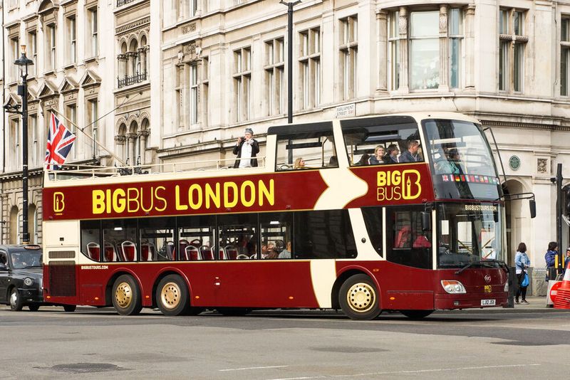 Big Bus Tours stellt in London zehn seiner oben offenen Doppeldeckerbusse von Diesel- auf E-Antrieb um.