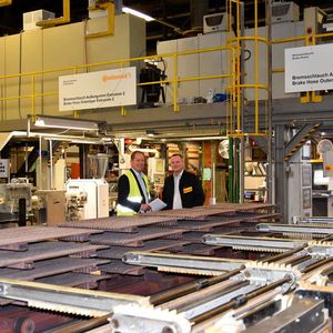 Korbach ist der Contitech-Standort, wo die Bremsschläuche gefertigt werden. Die Sikora-Röntgenmesstechnik, die zur Konzentrizitätsmessung der Schläuche dient, arbeitet hier inline.