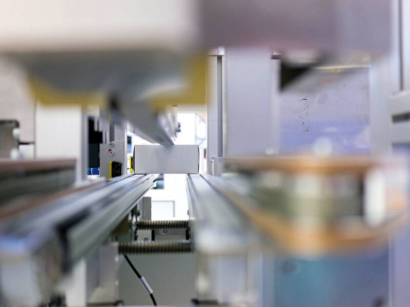 The cartons move on the conveyor belt past the camera, which controls the print quality. (Photo: Turck)