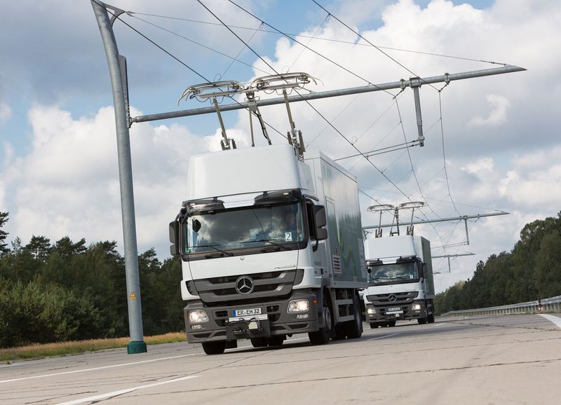 Siemens und die Luftreinhaltungsbehörde für Südkalifornien (South Coast Air Quality Management District, SCAQMD) haben eine 1,6 km lange eHighway-Teststrecke in der Stadt Carson im US-Bundesstaat Kalifornien zwischen den Häfen von Los Angeles und Long Beach eröffnet. Drei umgebaute Lkw nutzen den von Siemens mit einem Oberleitungssystem ausgerüsteten Streckenabschnitt zu Demonstrations- und Testzwecken. (Siemens)
