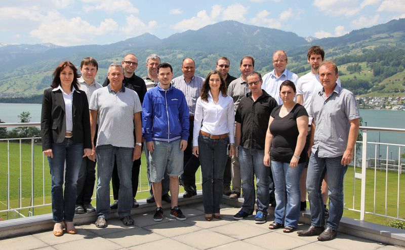 Das Schweizer Maxon SpaceX-Team: (von links nach rechts) Gabriele Schollwöck, Michael Kempf, Hubert Müller, Rainer Seiler, Urs Imfeld, Oezgen Cenk, Jörg Meier, Kornelia Stubicar, Robin Phillips, Ernst Rohrer, Josef Bucher, Roland Flüeler, Gjilijmsere Abdulai, Dominik Omlin, Toni Kronenberg.Personen nicht abgebildet: Rolf Fergg, Martin Büchi, Hans Tresch, Cornelia Wenger, Jeff Randall (mpm/USA); (Bild: Maxon)