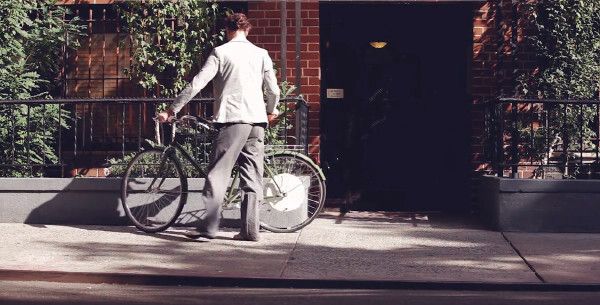 Der FlyKly-Fahrradmotor lässt sich per App steuern und erreicht eine Höchstgeschwindigkeit von bis zu 32 km/h sowie eine Reichweite von knapp 50 Kilometer (FlyKly)