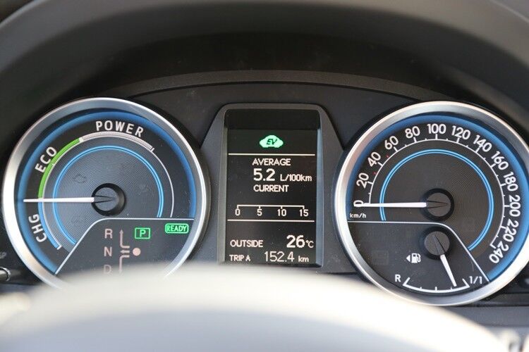 Als Hybrid verbraucht der Auris TS 5,2 Liter Benzin bei zügiger Gangart. Wer seinen Gasfuß zu kontrollieren weiß, kommt problemlos auch unter die 5-Liter-Marke. (Foto: Bjoern Habegger)