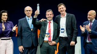 Dr. Gunther Kegel (ZVEI), Dorothee Bär (Bundesministerin für Forschung, Technologie und Raumfahrt), Dr. Helmut Kreiser (GSI Helmholtzzentrum), Philipp Müller (Rittal), Dr. Thomas Weber (etalytics) und Daniel Hager (ZVEI). (Bild: Marc Urban)