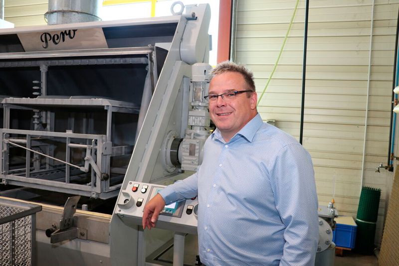 Dietmar Heinz, Leiter der Qualitätssicherung bei MGH Guss-Tec, ist von der wasserbasierten Reinigungsanlage Robomat 8U von Pero überzeugt. (Pero)