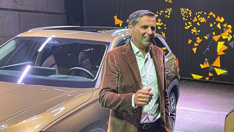 Skoda-Vorstandschef Klaus Zellmer will sich mit dem Ausstieg aus der Verbrenner-Technologie noch Zeit lassen. Im Bild ist er zu sehen bei der Präsentation des neuen Kodiaq in Berlin im Oktober 2023.(Bild:  Grimm – VCG)