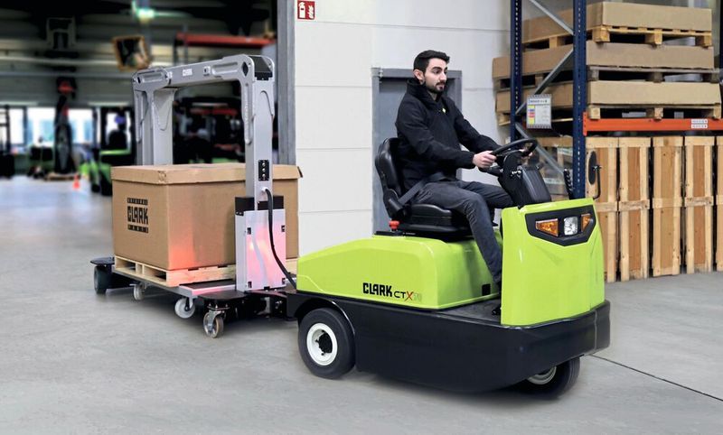 Der Clark-Routenzug besteht aus dem Schlepper CTX40-70 sowie aus den Anhängern CTR01 und CTR02. (Bild: Clark)