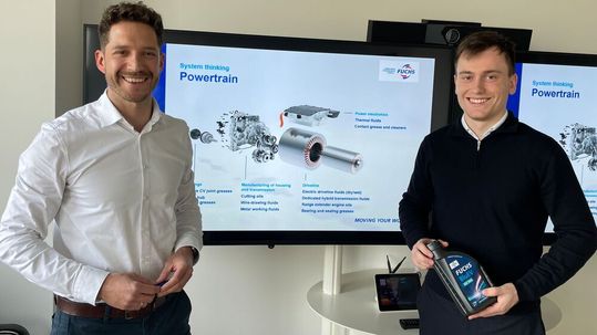 Für Gian Luca Johannes, Product Management Automotive Aftermarket (re.), und Marcel Paris, Product Management Automotive OEM bei FUCHS stellen elektrifizerte Antriebe durchaus eine Herausforderung für Werkstätten dar, genauso aber auch Chancen, die diese mit FUCHS BluEV durchaus meistern können.(Bild:  FUCHS LUBRICANTS GERMANY GmbH)