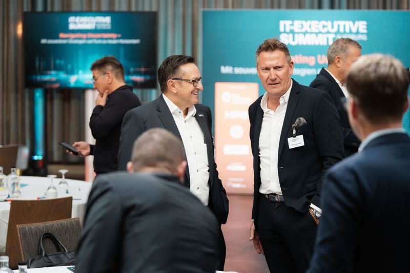 …und angeregte Gespräche in der darauffolgenden Mittagspause (v.l. Gerry Steinberger, HPE und Hartmut Husemann, Direktor Channel Deutschland, HP Inc.). (Bild: Vogel IT-Medien)