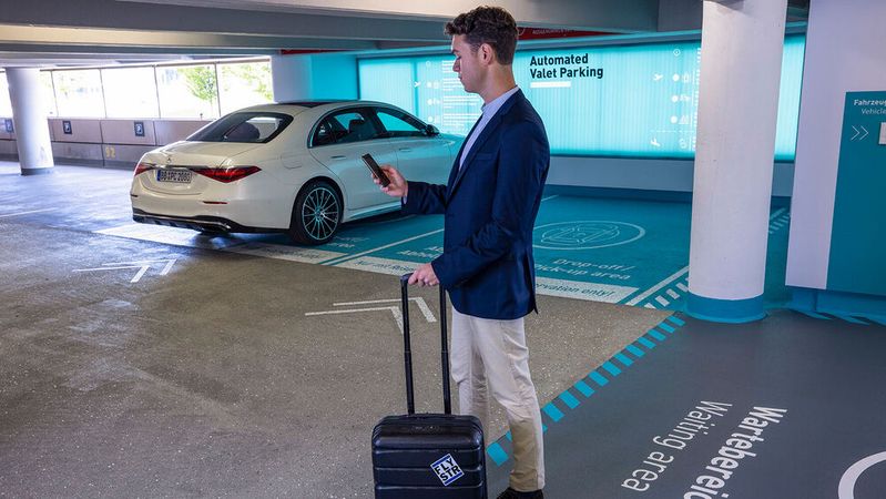 Automated Valet Parking: Das Auto lässt sich per Smartphon rufen, der Fahrer musste nicht mehr erst zum Fahrzeug gehen.(Bild:  Bosch)