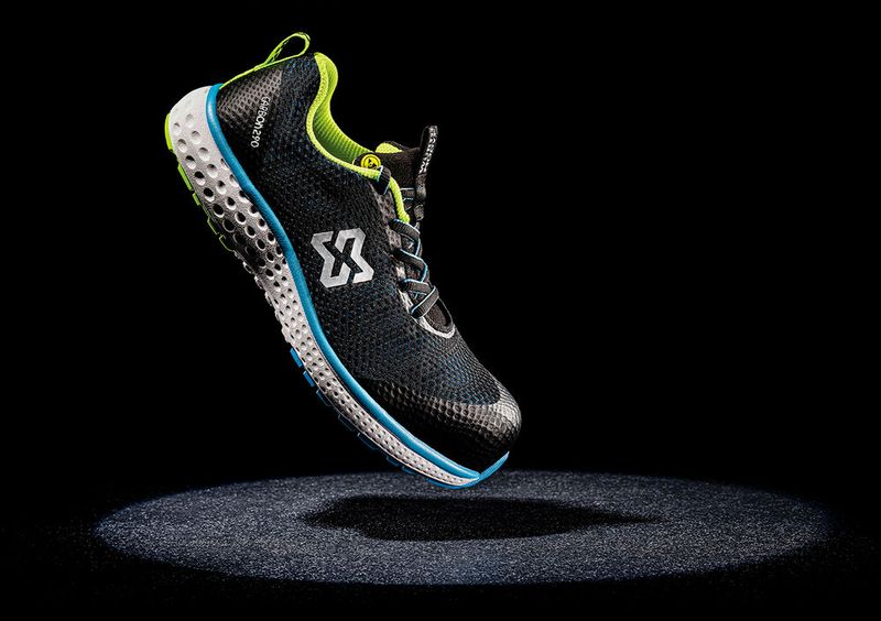 Der sportliche Sicherheitsschuh Carbon 290 S1P wiegt nur circa 340 Gramm (Größe 42). Das gewichtsparende Obermaterial aus Netzgewebe gewährleistet ein frisches Fuß-Klima an langen Arbeitstagen und in der warmen Jahreszeit. Die textile Durchtrittssohle Modyflex aus 100 Prozent recyceltem PET und die Zehenschutzkappe aus Karbonfasern tragen zusätzlich zur Leichtigkeit des Schuhs bei. Er kombiniert Sicherheit mit hohem Tragekomfort, Leichtigkeit und einem modernen sportlichen Erscheinungsbild. Dass bei seiner Herstellung auch recyceltes PET zum Einsatz kommt, zeigt, wie ganzheitlich durchdacht und zeitgemäß das Designkonzept ist.   (Bild: German Design Award/Modyf srl)