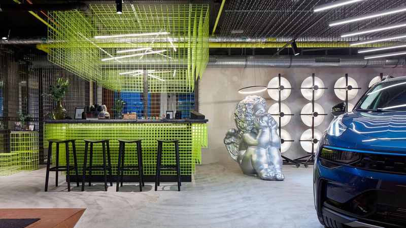 Interessenten können bei einem Drink an der Bar eine halbstündige Spritztour im Lynk & Co 01 buchen. (Bild: Lynk & Co)