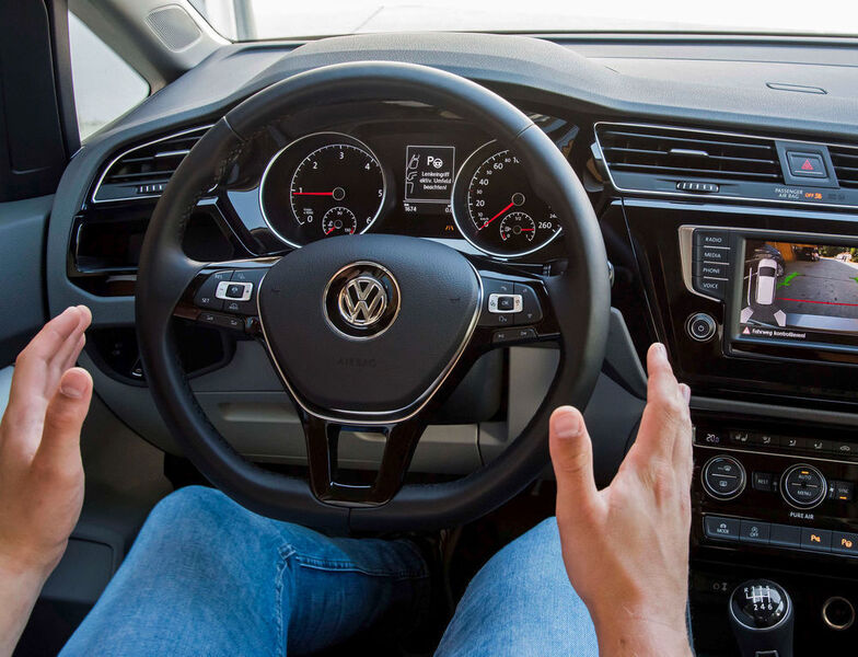 Hände weg vom Steuer, die Zweite: Der Volkswagen Touran war das erste Modell, das mittels Parklenkassistent selbstständig ein- und ausparken konnte. (VW)