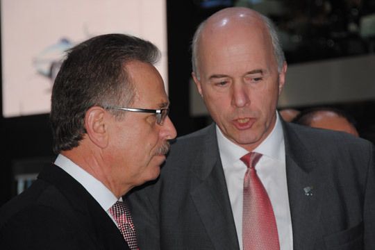 Bosch-Chef Franz Fehrenbach tauscht sich mit Tata-Motors-Chef Carl-Peter Forster aus. (Archiv: Vogel Business Media)