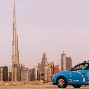 Große Bauwerke und kleines Auto: Wiebe Wakker mit seinem Elektro-Golf in Dubai.(Bild:  Wakker)
