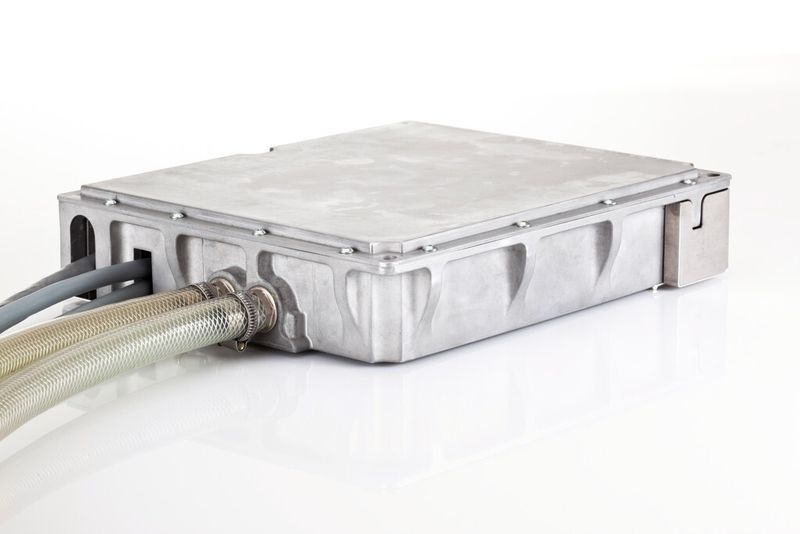 Der Doppelumrichter JMM-5000 ist dank seinem robusten Aufbau für Anwendungen mit harten Umgebungsbedingungen gerüstet.) (Bild: Eberl-Foto.de)