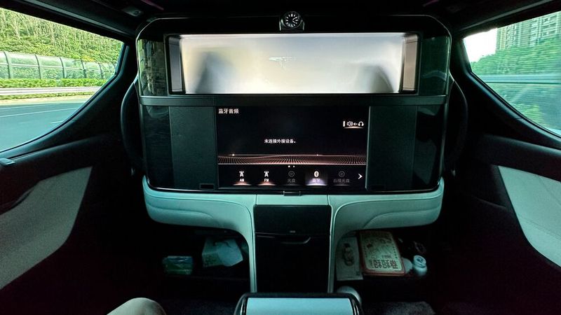 Der Bildschirm zwischen den Highend-Boxen ist riesig. (Bild: sp-x / Benjamin Bessinger)