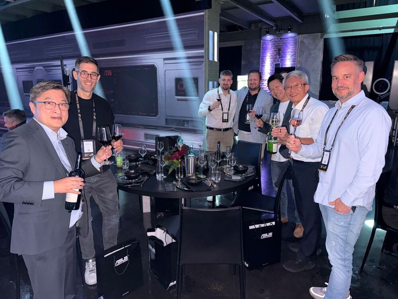 (v. l.) Daviel Wung (ASUS), Alexander Holzknecht (Caseking), (Nvidia), Stefan Ebnöther (Littlebit), Senic Chiu, Joe Hsieh (COO, ASUS) und Fabian Servatius (ASUS) (Bild: Vogel IT-Medien)