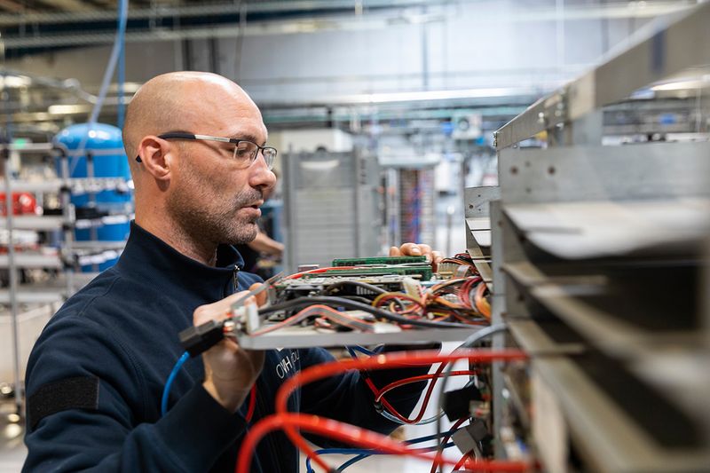 Der fertige Server wird ins vorbereitete Rack geschoben beziehungsweise eingehängt.  (OVH)
