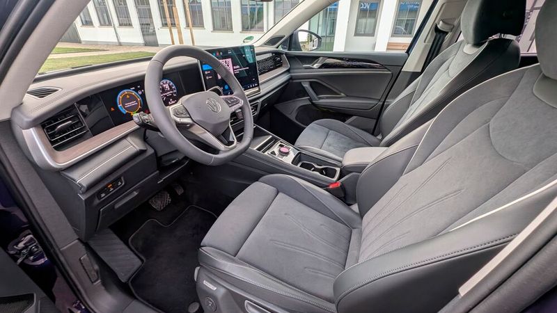 7. Die Vordersitze: Sie zählen zu den Highlights des Tayron. Im Testwagen waren sie nicht elektrisch verstellbar, dafür verfügten sie über eine sehr angenehme  Massagefunktion. (Bild: Mauritz – VCG)