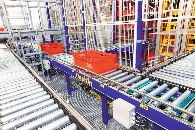 Sämtliche E2-Behälter mit den Abmessungen 600 Millimeter × 400 Millimeter × 200 Millimeter sind mit zwei RFID-Tags gekennzeichnet. (Bild: Stöcklin Logistik)