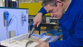 Der erste DVS-Lehrgang „Fachingenieur für Kunststoffschweißen“ an der SLV Mannheim legt neben der theoretischen Ausbildung Wert auf das Erlernen praktischer Handfertigkeiten.  (Bild: SLV Mannheim)