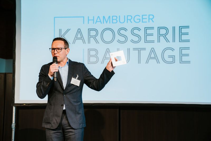 Max Brandt, Geschäftsführer von Edge, präsentierte eine Frästechnik, die ohne Nacharbeit auskommt. (Robin Schmiedebach/Automobil Industrie)