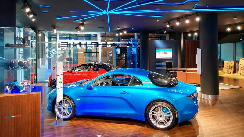 Im Mittelpunkt des Alpine Experience Centers steht ... (Bild: Autohaus König)