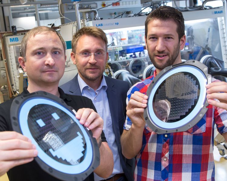 Stehen hinter der Entwicklung der Mini-Batterien für Mikrochips (v.l.n.r.): Michael Sternad (TH Deggendorf), Martin Wilkening (TU Graz) und Georg Hirtler (TU Graz).  (Helmut Lunghammer)