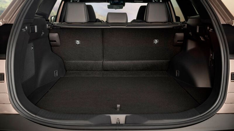 Punkten kann der bZ4X aber vor allem mit seinem riesigen Kofferraum. (Bild: Toyota)