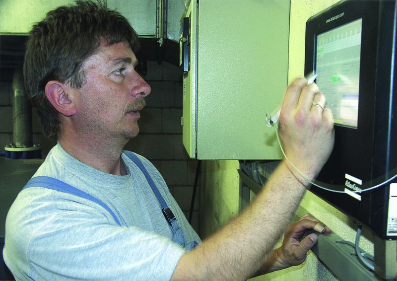 Hard- und Software der übergeordneten Kompressoren-Steuerung werden bei der Schoedel GmbH in Münchberg nicht gekauft sondern geleast und immer auf dem neuesten Stand gehalten. Bild: Atlas-Copco (Archiv: Vogel Business Media)