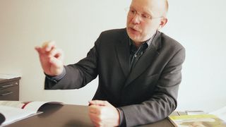 „Vor allem bei der Produktoptimierung und bei der Lösung praxisrelevanter Probleme können wir die Industrie unterstützen.“ Prof. Dr. Karl-Heinz Jacob, Professor für Physikalische Chemie. (Bild: FH Nürnberg)