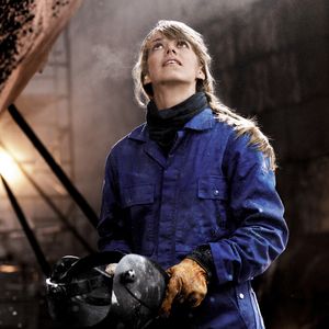 Bild 1: Spezielle Anforderungen an die Schutzkleidung verlangen Schweißerarbeiten. Dabei muss die PSA-Kategorie 2 erfüllt sein (Schutz vor mittleren Risiken).