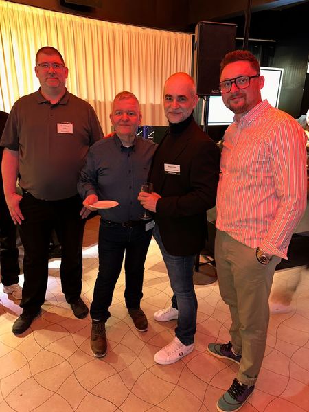 Das Jäckel.IT Team (v. l.) Oliver Straub, Frank Jäckel und Engelbert Földenyi mit Gastgeber Steven Pollok (Samsung). (Bild: Vogel IT-Medien )