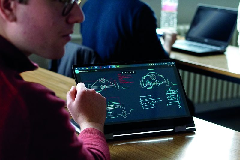 Im Projekt RISE der Technischen Universität Berlin arbeiten pro Semester bis zu 45 Studierende an der Konstruktion, Simulation, Regelung und Erprobung aktiver Exoskelette für den Unterkörper. (Bild: Technische Universität Berlin)