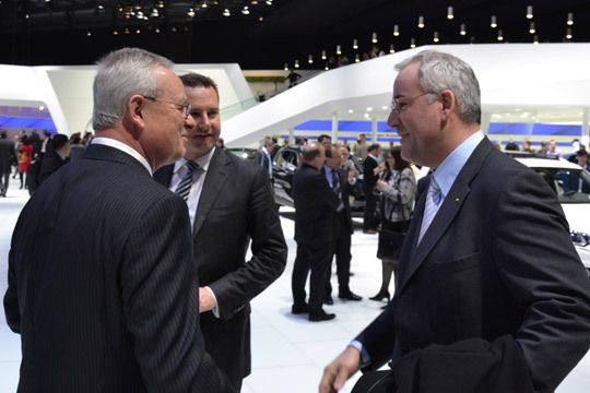 Zwischendurch ist noch Zeit für ein Schwätzchen mit VW-Händler Mark Scherhag. (Archiv: Vogel Business Media)