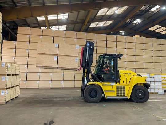 Ein batteriebetriebener Schwerlaststapler der Baureihe J10-18XD von Hyster bei der Arbeit. Er wird als Highlight-Exponat zur Ligna 2023 zu sehen sein. Hier erklärt Hyster schon mal vorab, warum sich ein näherer Blick auf diesen Elektrostapler lohnt.(Bild:  Hyster)