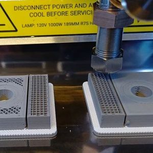 Another pre-production component of the Challenger 3 during the printing process: Manufactured using the metal paste deposition process from 17-4PH stainless steel and ceramic paste. On the left is the weight-optimized version, on the right the variant with a complete infill structure.(Source:  RBSL)