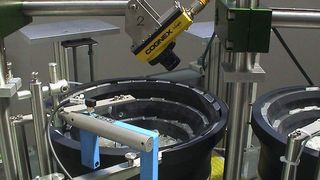 Kamera in erster Prüfstation: Die Filtergehäuse werden über den Rüttelförderer der Produktionslinie zugeführt. Die im autark arbeitenden Vision-System In-Sight 5100 integrierte Bildverarbeitungs-Software kontrolliert die Kunststoffteile im Auslauf des Rüttelförderers auf einwandfreie Ausrichtung und Drehlage. Nur Gutteile gehen in die weitere Produktion (Archiv: Vogel Business Media)