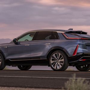 Im Lyriq stellt die Ultium-Plattform 104 kWh an Kapazität zur Verfügung, was nach dem amerikanischen EPA-Verbrauchszyklus eine Reichweite von umgerechnet rund 500 Kilometern ergeben soll.(Bild:  GM)