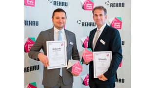 Dr. A. Celik, hier links neben seinem Doktorvater, Prof. Dr. C. Bonten
 (Bild: Rehau/Patrick Pleßgott)