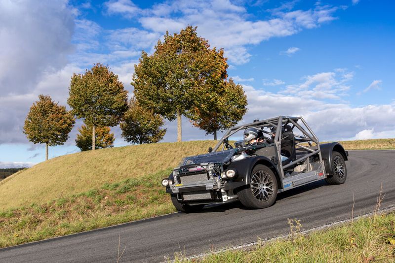 Die Fahrzeugplattform ist ein großer Alukasten, der im Crashfall die große 84-kWh-Batterie schützen soll. (Bild: Bosch)