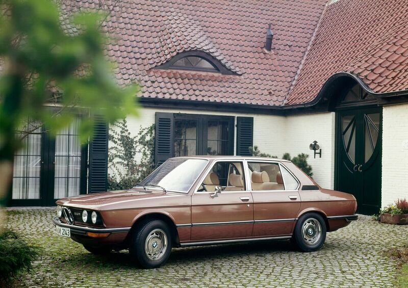 Mit den Limousinen der 5er-Reihe beginnt BMW 1972 eine neue Nomenklatur und eine neue Ära als direkter Wettbewerber zu Mercedes. (BMW)